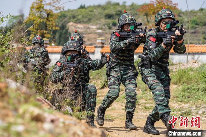 特戰(zhàn)隊(duì)員秘密接近?！『铘敃x 攝