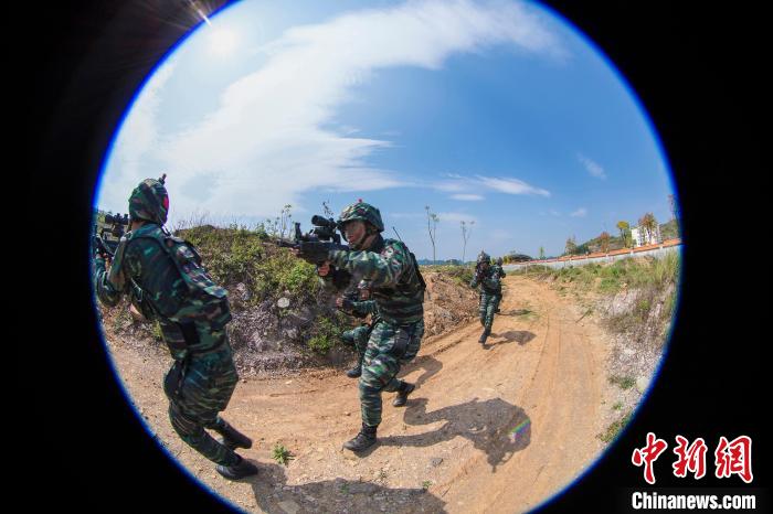 特戰(zhàn)隊(duì)員秘密接近?！≡览?攝