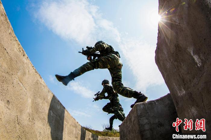 特戰(zhàn)隊(duì)員飛躍障礙物?！『铘敃x 攝