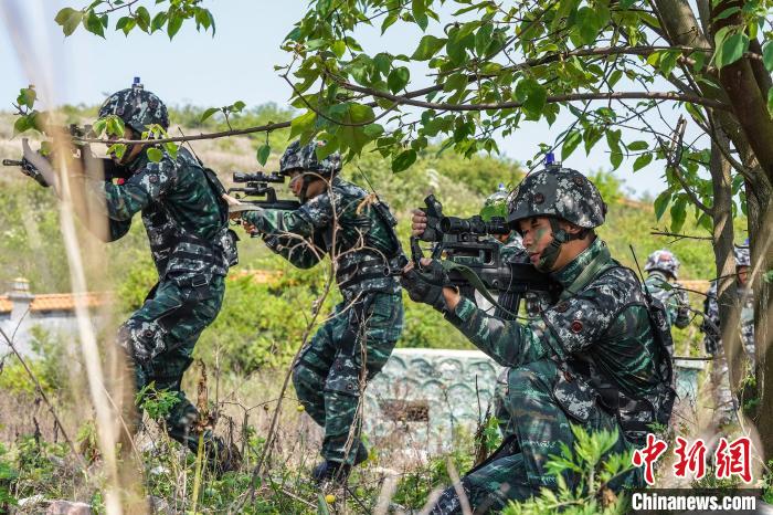 特戰(zhàn)隊(duì)員用手語(yǔ)告訴其他隊(duì)員前方情況。　侯魯晉 攝