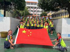 新田縣龍泉一小開展“我與國(guó)旗合個(gè)影”主題活動(dòng)