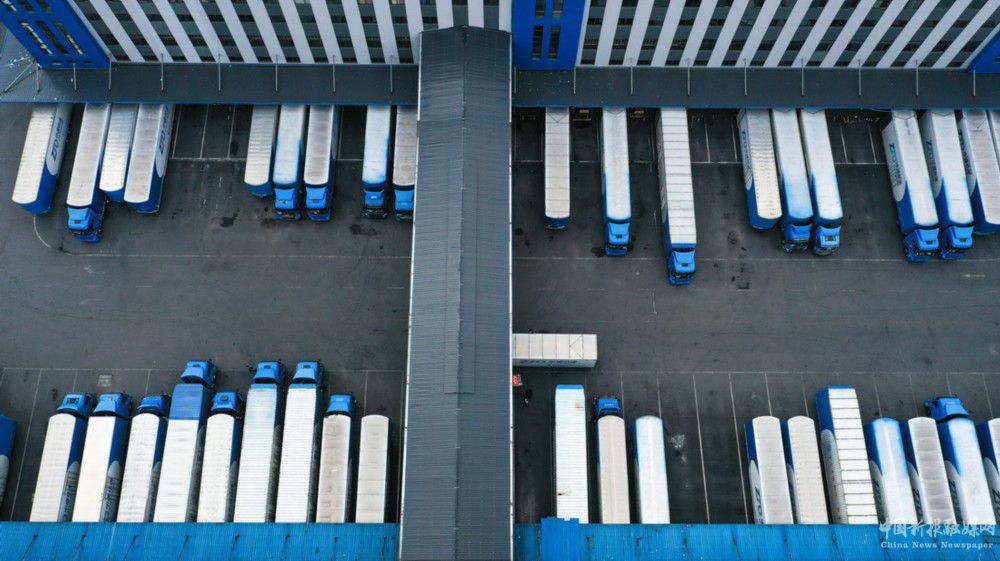 這是11月10日在位于貴州省龍里縣的貴州快遞物流園拍攝的快遞車輛（無(wú)人機(jī)照片）。新華社記者 楊文斌 攝