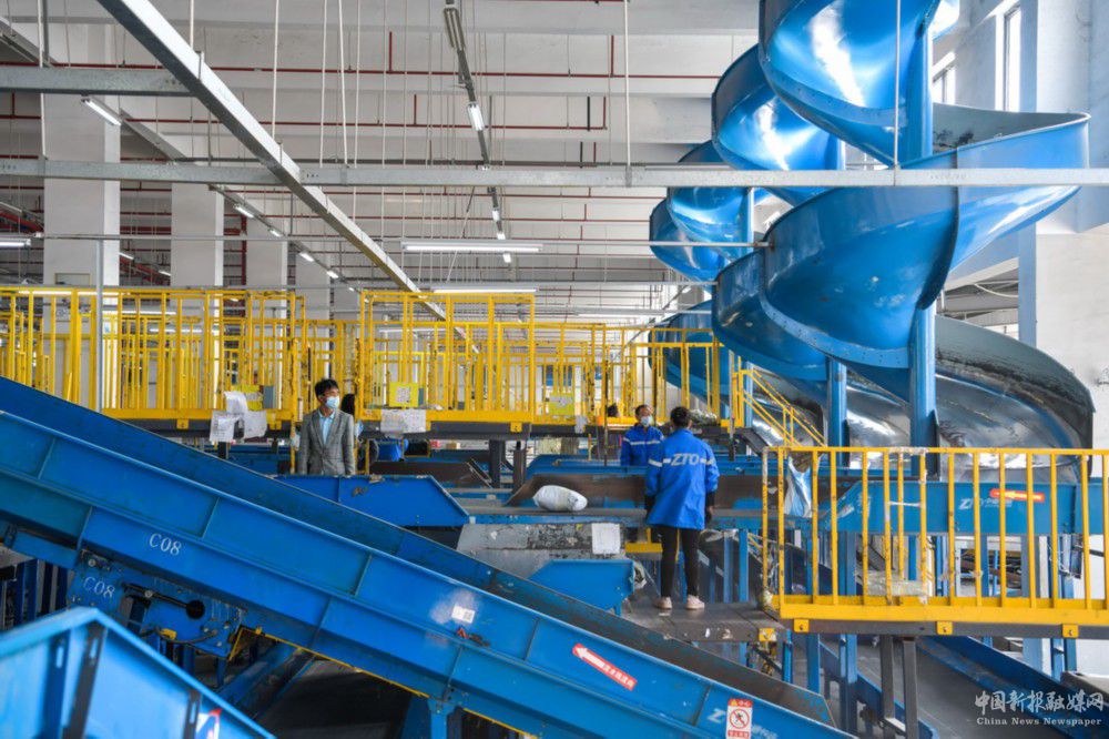 11月10日，工作人員在位于貴州省龍里縣的貴州快遞物流園一家快遞分撥中心分揀快遞。新華社記者 楊文斌 攝