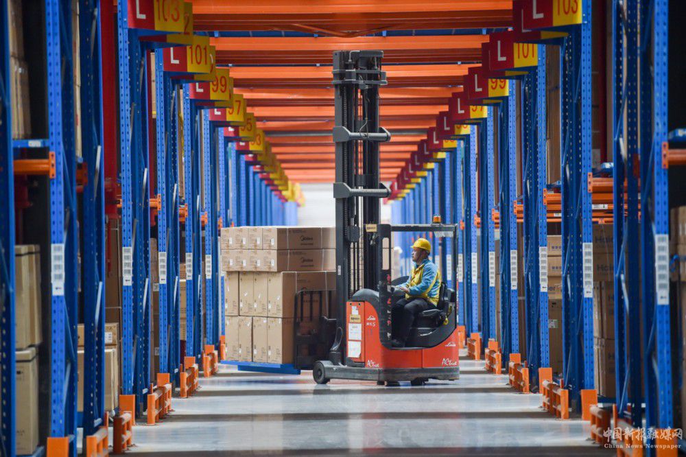 11月10日，在位于江蘇省南京市江寧區(qū)的蘇寧華東物流中心，工人駕駛叉車搬運(yùn)商品。新華社發(fā)（方東旭 攝）