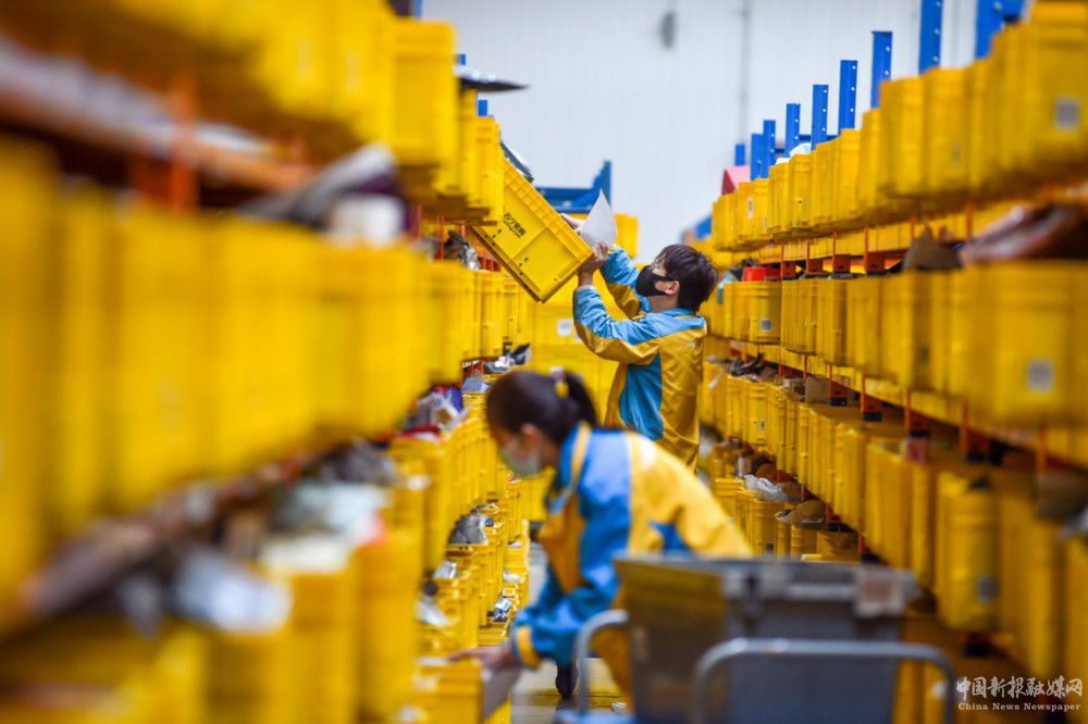 11月10日，在位于江蘇省南京市江寧區(qū)的蘇寧華東物流中心，工人在揀選商品。新華社發(fā)（方東旭 攝）