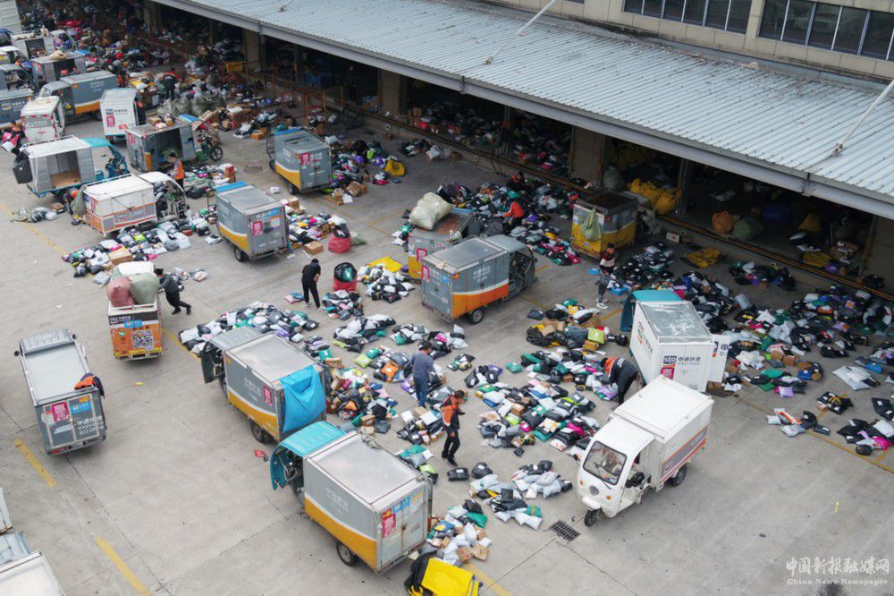 11月9日，在浙江省湖州市吳興區(qū)織里鎮(zhèn)，工作人員在分揀快遞包裹（無(wú)人機(jī)照片）。新華社發(fā)（何偉衛(wèi) 攝）