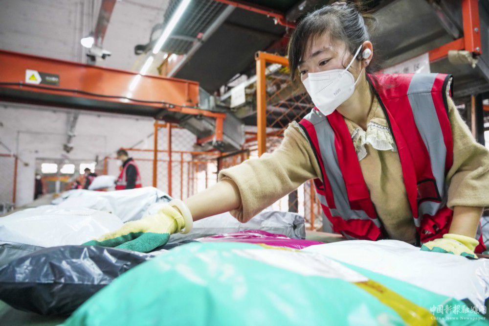 11月9日，河北省唐山市開平區(qū)一家快遞公司的工作人員在分揀快遞。新華社發(fā)（劉滿倉(cāng) 攝）