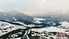 新疆喀納斯 雪后如同水墨畫