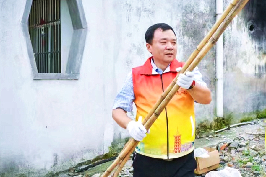 邱峰在村中工作。受訪者供圖