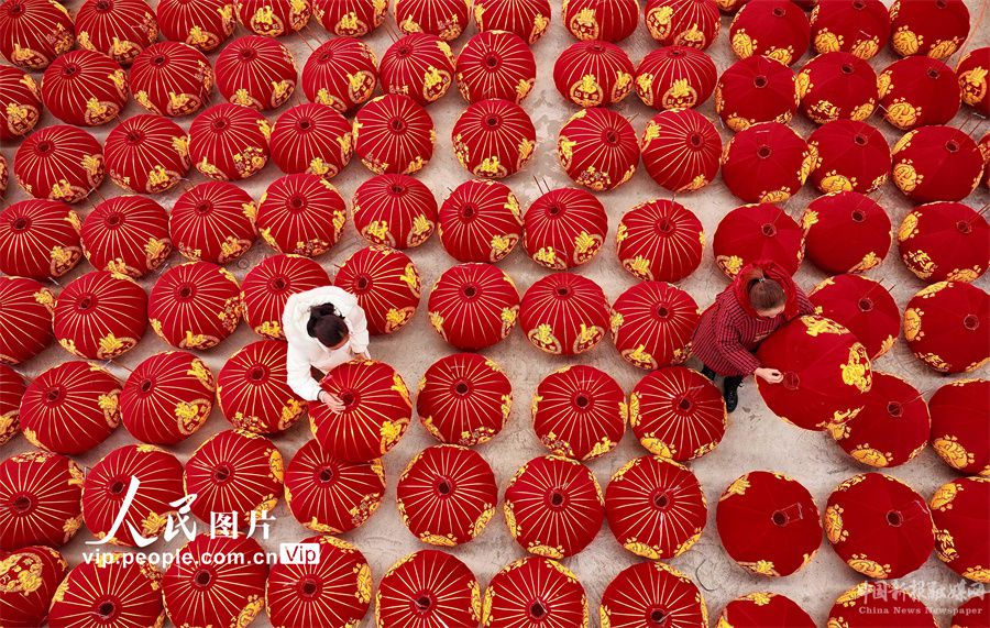 12月22日，貴州省黔東南苗族侗族自治州丹寨縣金鐘經(jīng)濟(jì)開(kāi)發(fā)區(qū)一家燈籠廠，工人在晾曬制作好的燈籠。