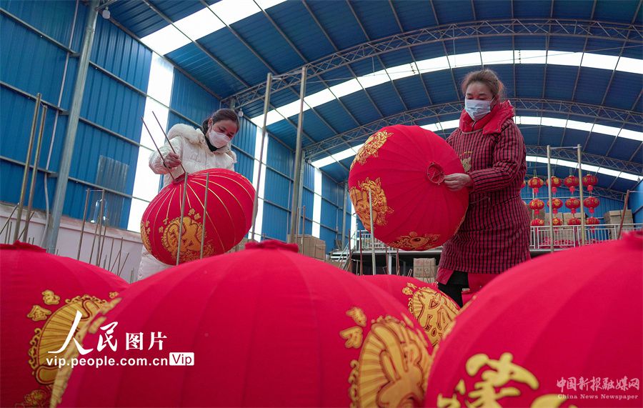 12月22日，貴州省黔東南苗族侗族自治州丹寨縣金鐘經(jīng)濟(jì)開(kāi)發(fā)區(qū)一家燈籠廠，工人在晾曬制作好的燈籠。