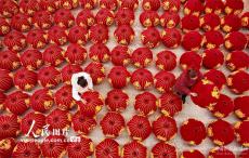 貴州丹寨：趕制燈籠迎新年