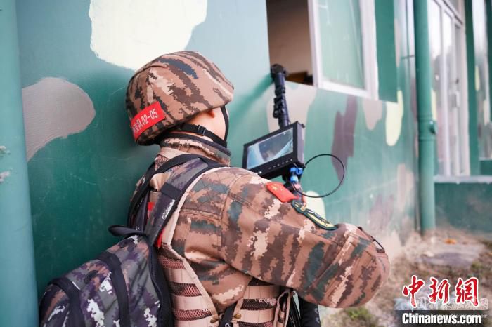 圖為特戰(zhàn)隊員運用裝備開展偵察。　黃永峰 攝