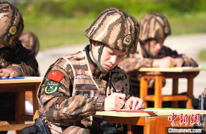 圖為特戰(zhàn)隊員進行速記速寫?！↑S永峰 攝