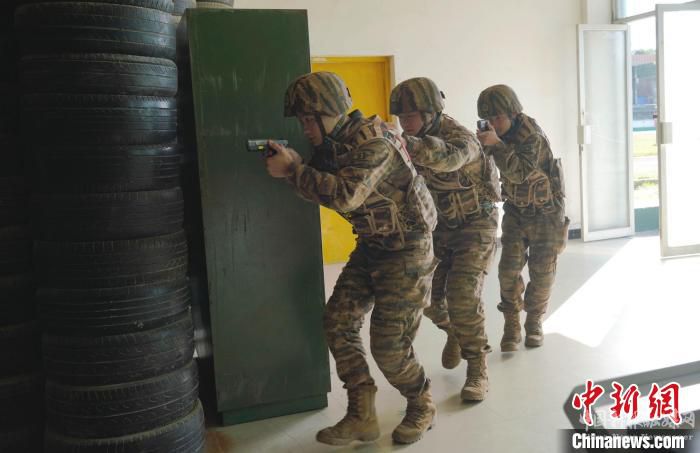 圖為特戰(zhàn)隊員搜索民房。　黃永峰 攝