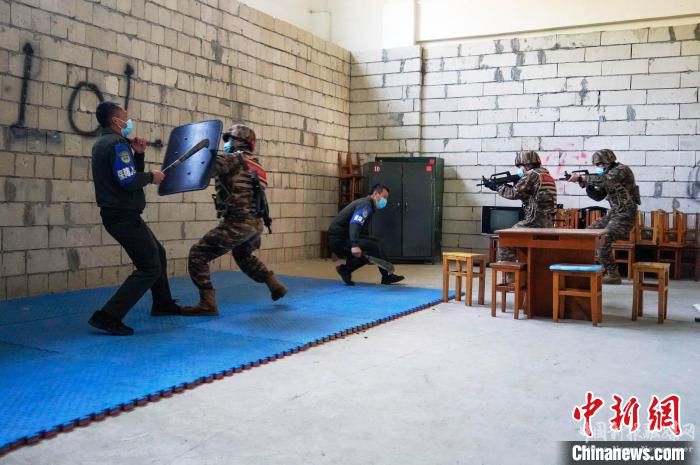 圖為特戰(zhàn)隊員捕殲“恐怖分子”?！↑S永峰 攝