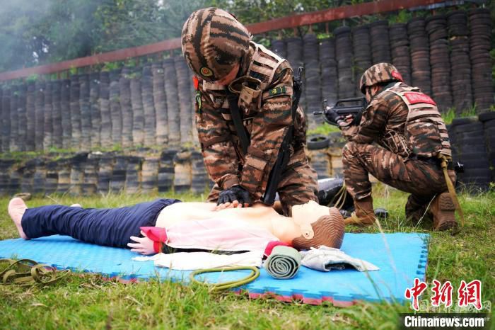 圖為特戰(zhàn)隊員模擬搶救傷員。　黃永峰 攝