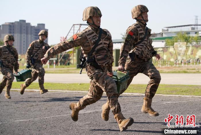 圖為特戰(zhàn)小隊百米接力訓(xùn)練?！↑S永峰 攝