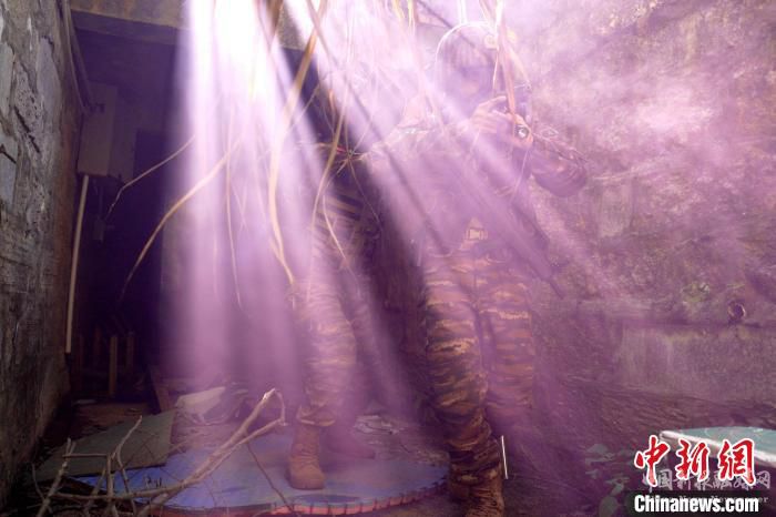 圖為特戰(zhàn)隊員穿越“染毒區(qū)”?！↑S永峰 攝