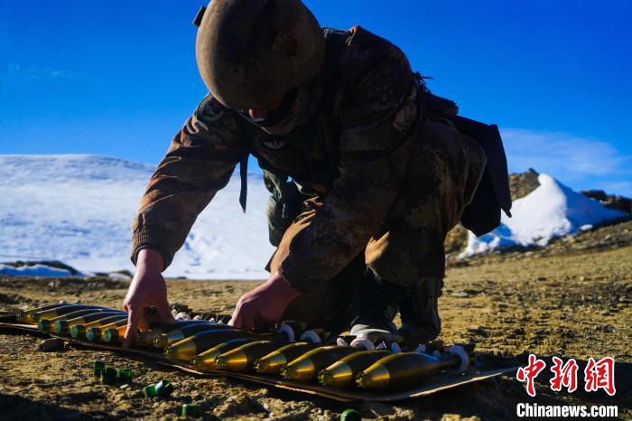 檢查彈藥?！敲衫?攝