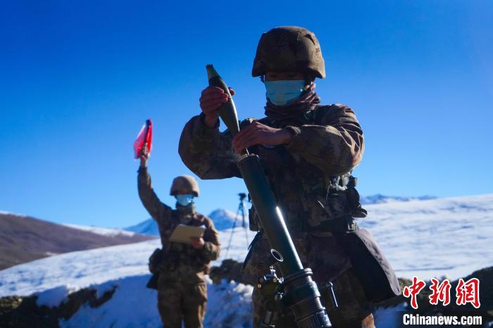 裝填彈藥，準(zhǔn)備發(fā)射?！敲衫?攝