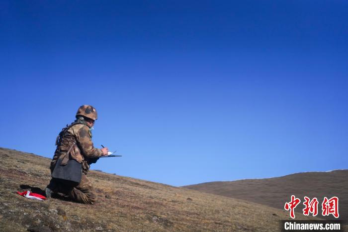 觀察彈著點(diǎn)并記錄?！敲衫?攝