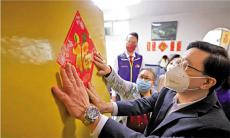 李家超走訪街市為市民送新年祝福：兔年的香港會更好