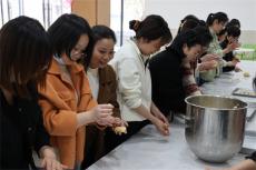 荊門市馬場學(xué)校女教職工跟著大廚學(xué)烘焙慶“三八”