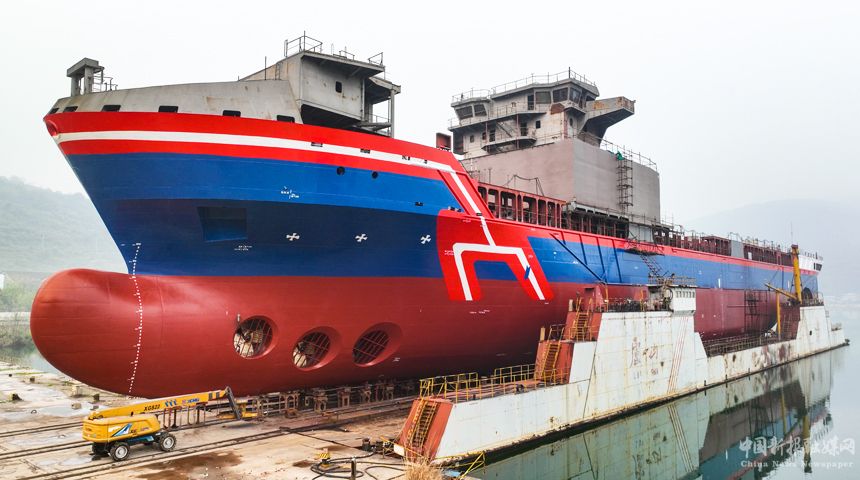 3月29日，中國首艘萬噸級(jí)遠(yuǎn)洋通信海纜鋪設(shè)船“龍吟9”號(hào)在江西瑞昌市下巢湖下水。江西江州聯(lián)合造船有限責(zé)任公司供圖