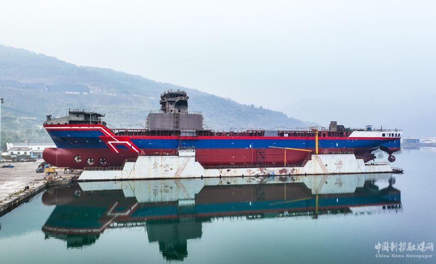 3月29日，中國首艘萬噸級(jí)遠(yuǎn)洋通信海纜鋪設(shè)船“龍吟9”號(hào)在江西瑞昌市下巢湖下水。江西江州聯(lián)合造船有限責(zé)任公司供圖