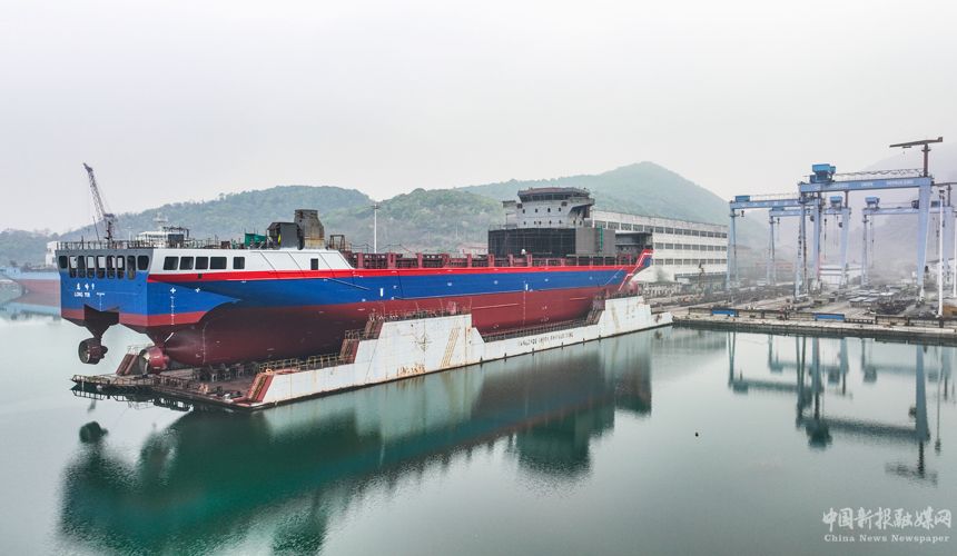 “龍吟9”號(hào)全長155米，寬23.2米，續(xù)航能力為60天，最大航速15節(jié)，一次性載纜量可達(dá)10000噸，可以一次性完成從中國跨越太平洋的海底光纜鋪設(shè)。江西江州聯(lián)合造船有限責(zé)任公司供圖