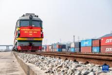 首班陸海新通道跨境鐵公聯(lián)運(yùn)班列成功開行