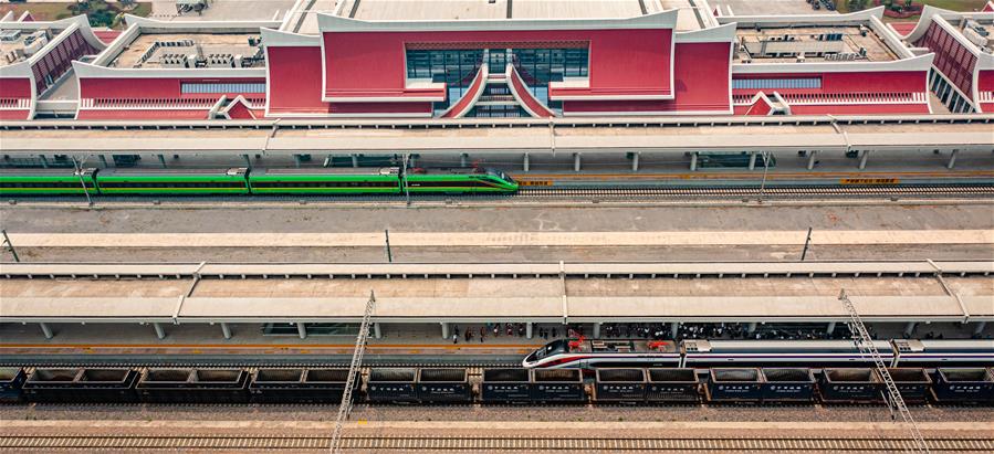 （新華全媒頭條·圖文互動(dòng)）（1）一路飛架跨山河——寫在中老鐵路國際旅客列車開行首日