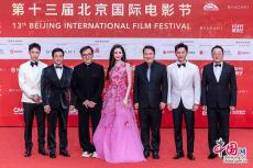 直擊北影節(jié)開(kāi)幕紅毯 中外影人亮相星光熠熠
