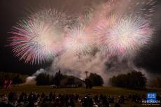 “絕景花火”煙花大會(huì)在日本山梨縣舉行
