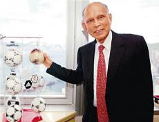 愛國愛港的典范 ——紀(jì)念霍英東先生誕辰100周年