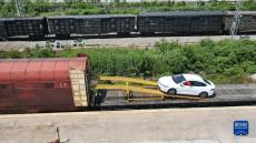 鐵路運(yùn)輸助力新能源汽車(chē)跑出“加速度”