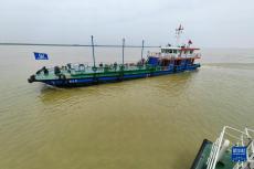 長江上的“移動垃圾站”