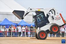 工程機(jī)械秀“舞技”