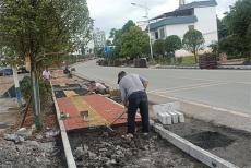 湖南宜章縣黃沙鎮(zhèn)：修建人行道?方便群眾安全出行