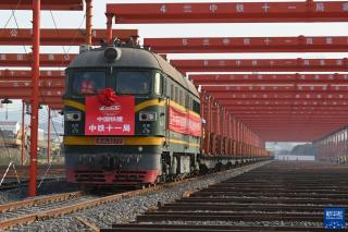 杭溫鐵路首列長軌安全進場