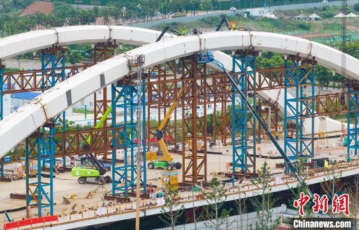 南京梅苑南路跨秦淮新河大橋建設(shè)有序推進(jìn)