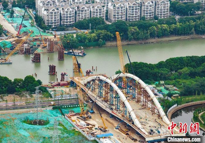 該大橋建成后，將方便當(dāng)?shù)孛癖姵鲂??！°蟛?攝