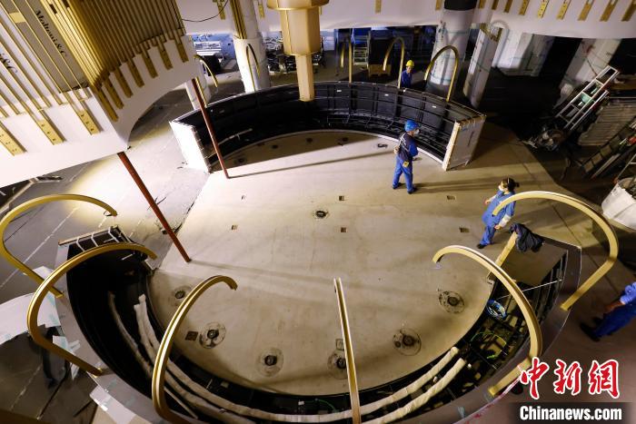 工作人員在船內(nèi)進行各個區(qū)域裝修?！∫罅⑶?攝