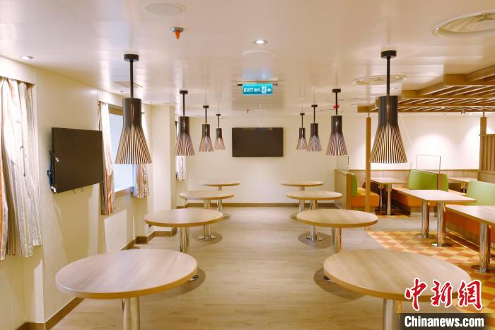 船上的員工餐廳已經(jīng)裝修完畢?！∫罅⑶?攝