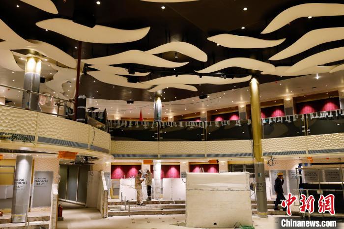 工作人員在船內(nèi)劇場進行裝修施工?！∫罅⑶?攝