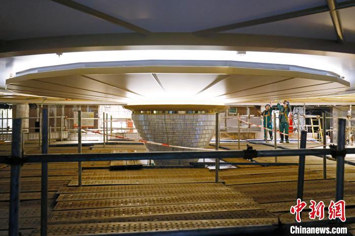 工作人員在船內(nèi)中央接待處進行裝修施工?！∫罅⑶?攝