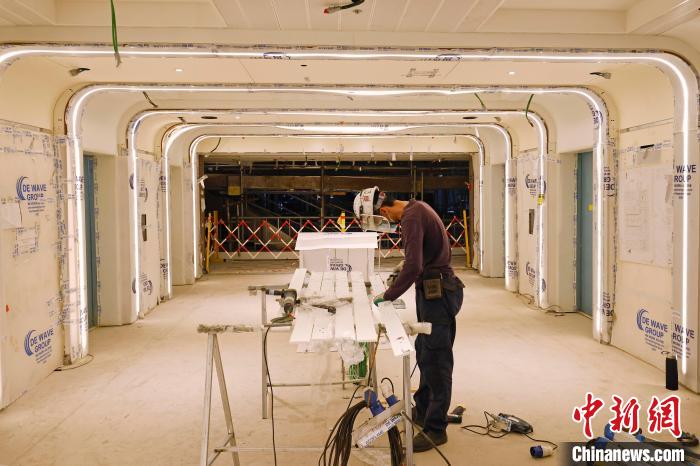 工作人員在船內(nèi)進行各個區(qū)域裝修?！∫罅⑶?攝