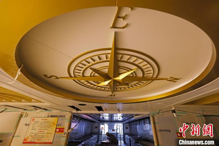 工作人員在船內(nèi)進行各個區(qū)域裝修?！∫罅⑶?攝