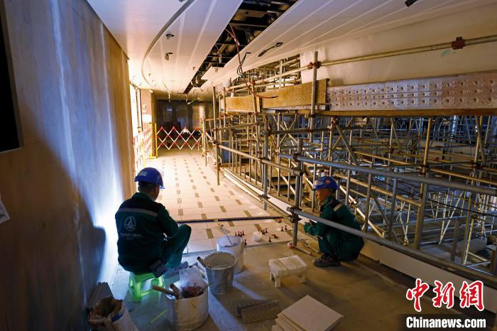 工作人員在船內(nèi)進行各個區(qū)域裝修?！∫罅⑶?攝